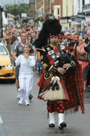 Cambridge Bagpiper - Photo 2