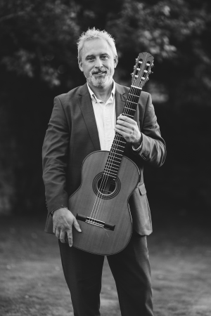 Paul Martin Solo Guitarist - Photo 3