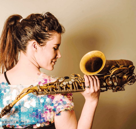 Sarah sax player - Photo 3
