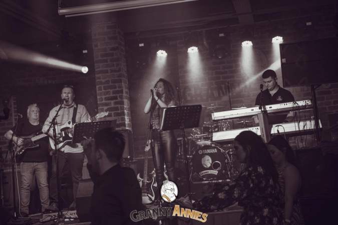 The Hitmen & Her - Photo 11
