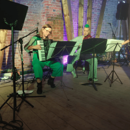 Singing Accordionist - Photo 3