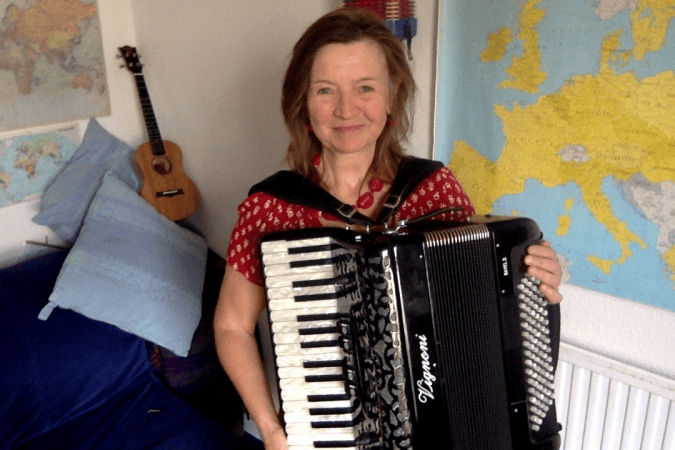 Singing Accordionist - Photo 4