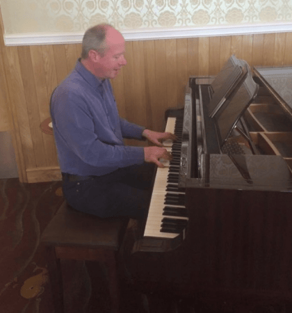 Nigel Wears Pianist - Photo 2