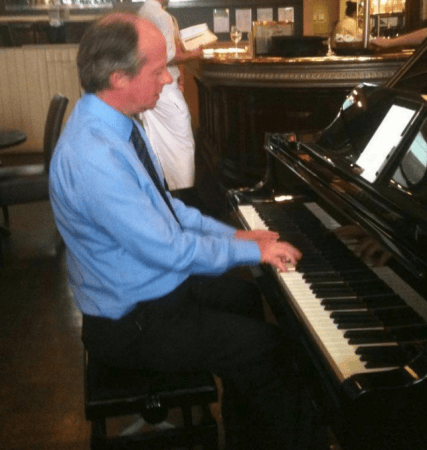 Nigel Wears Pianist - Photo 4