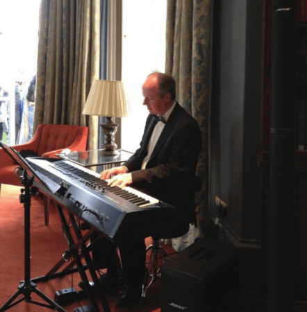 Nigel Wears Pianist - Photo 5