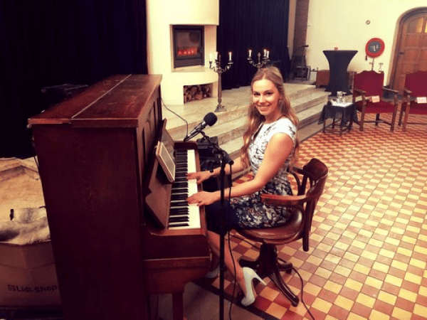 Lara Olivia Singing Pianist  - Photo 8