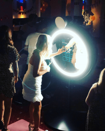 Luxury Beauty Mirror Booth - Photo 3