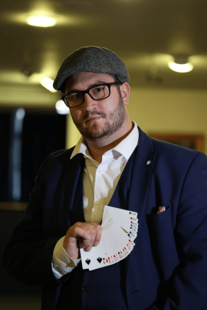 Profession Close Up Magician - Photo 3