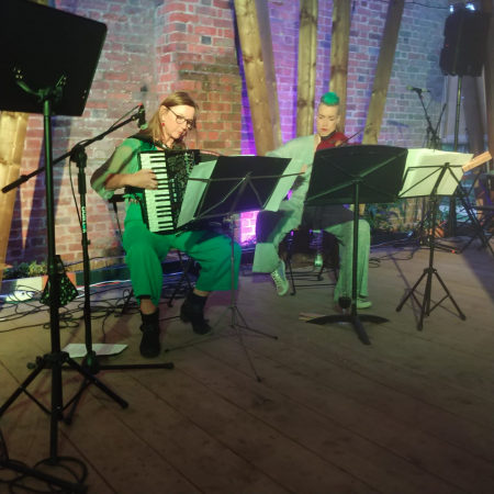Singing Accordionist - Photo 3
