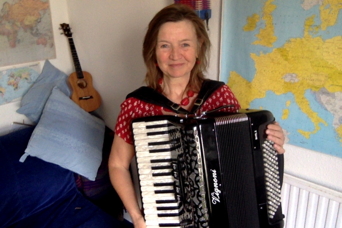 Singing Accordionist - Photo 4