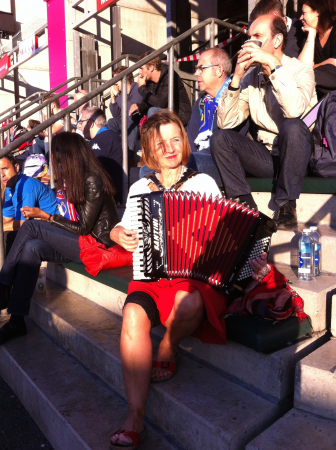 Singing Accordionist - Photo 6