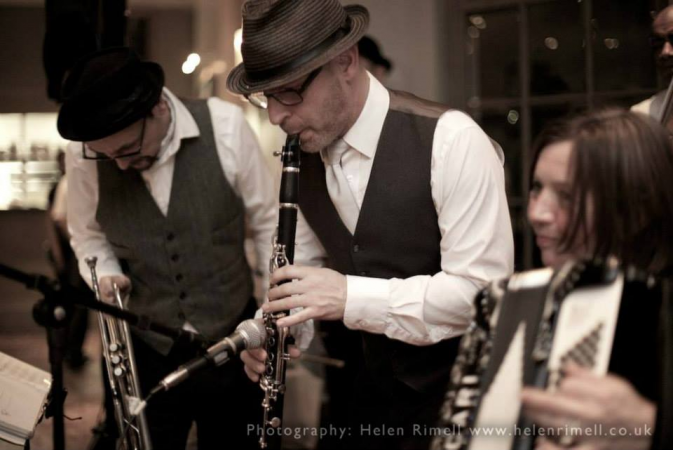 Singing Accordionist - Photo 7