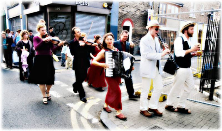 Singing Accordionist - Photo 11