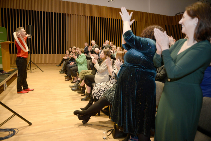 Tom Elliott - Corporate Host & Comedy Magician - Photo 3
