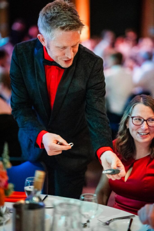 Tom Elliott - Corporate Host & Comedy Magician - Photo 4