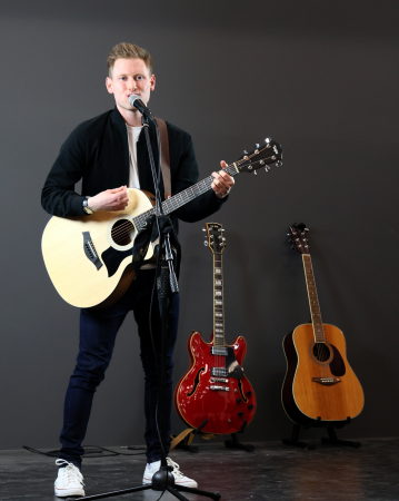 Jamie Felton Singer/Guitarist - Photo 2